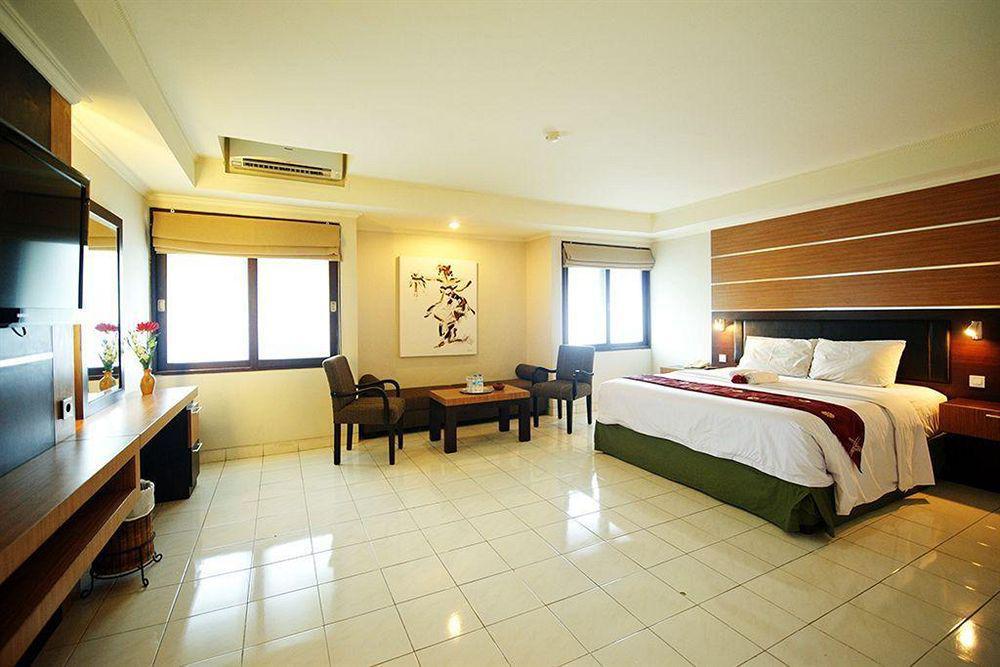 Urbanview Hotel Taman Suci Денпасар Номер фото